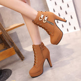 Lässige Stiefeletten mit High Heel und Schnürung und Schnallen